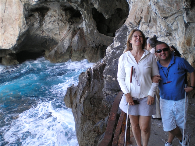 Marina e Roberto appoggiati alla ringhiera che da sul mare spumeggiante.